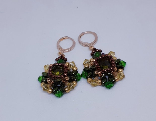 Cercei atarnatori, baroci, din margele cehesti si japoneze cu cristale Swarovski oliv