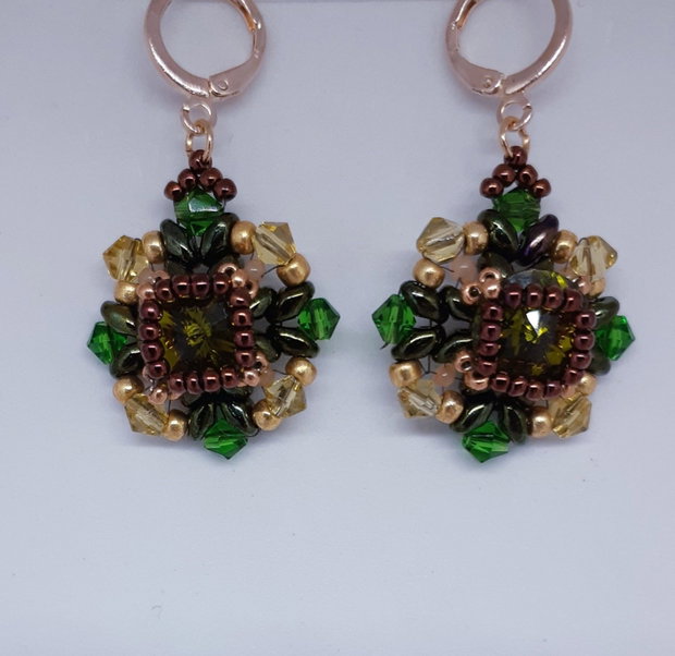 Cercei atarnatori, baroci, din margele cehesti si japoneze cu cristale Swarovski oliv