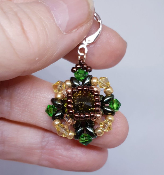 Cercei atarnatori, baroci, din margele cehesti si japoneze cu cristale Swarovski oliv
