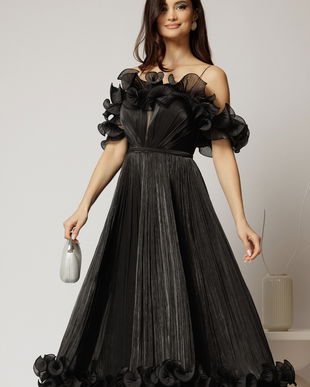 Rochie midi neagra in clos din voal satinat cu volanase la bust si la baza