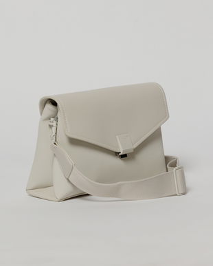 Geanta ivoar tip plic cu design elegant si inchidere cu clapeta