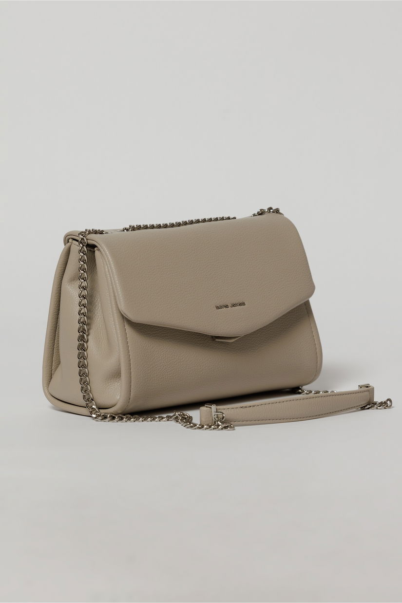 Geanta eleganta bej cu design structurat si lant argintiu