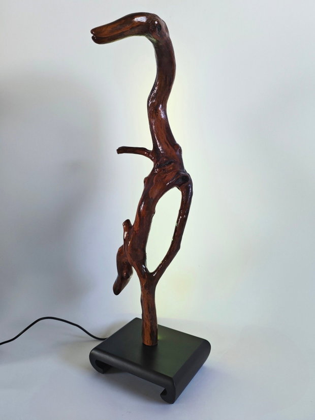 Lampă sculpturală din lemn vechi