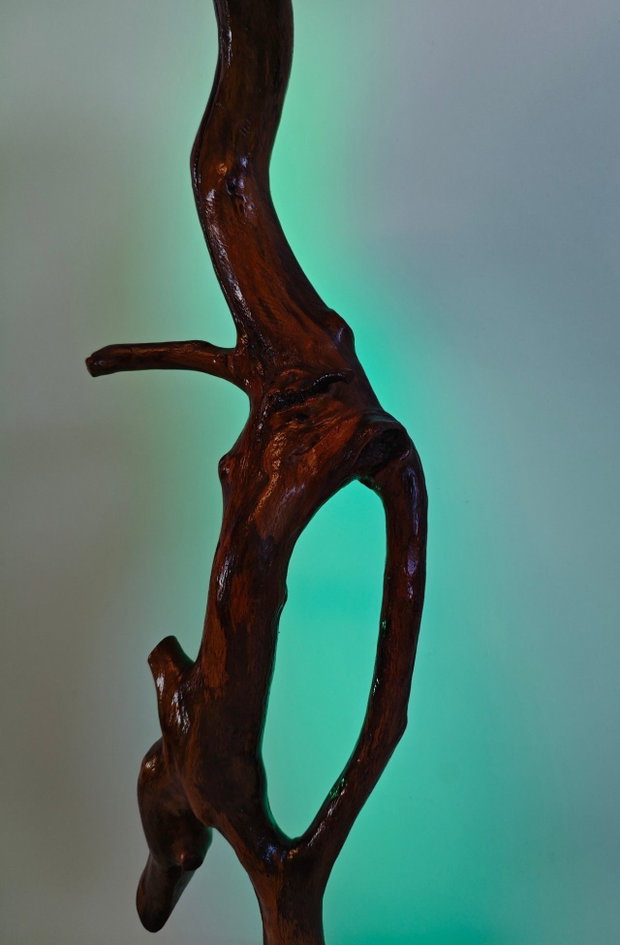 Lampă sculpturală din lemn vechi