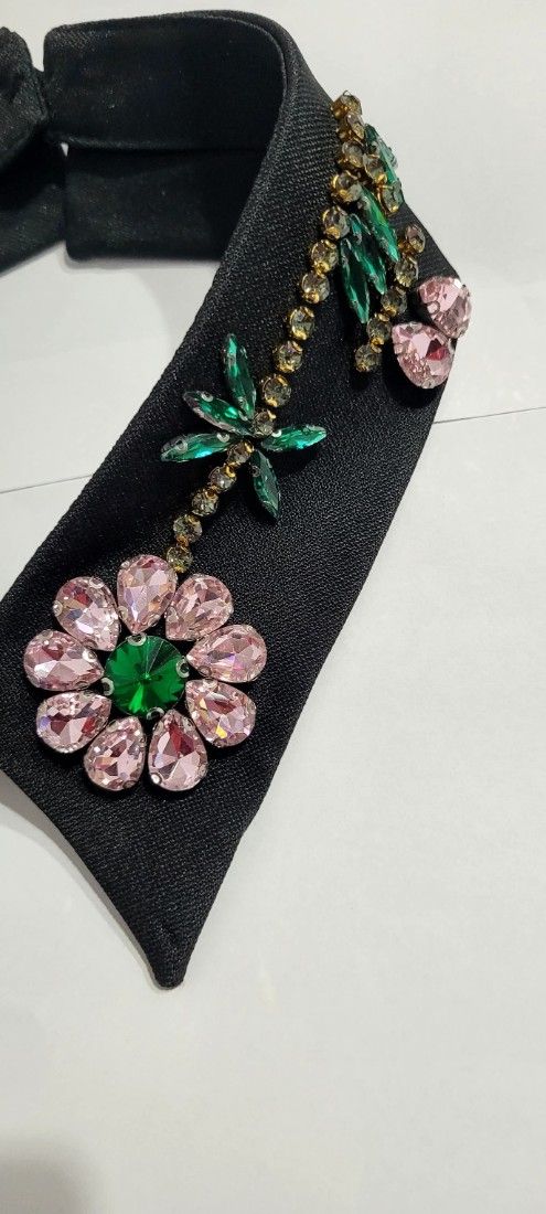 Diverse gulere detasabile