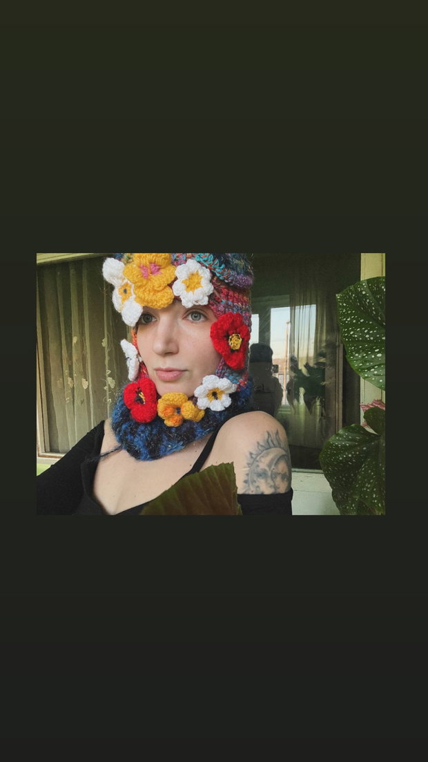 Căciulă croșetată model floral