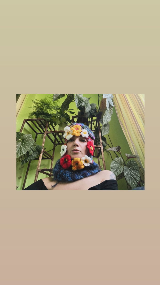 Căciulă croșetată model floral