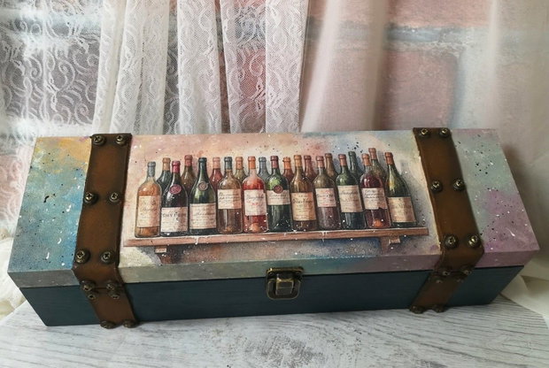 Cutie decorata manual pentru sticla de vin