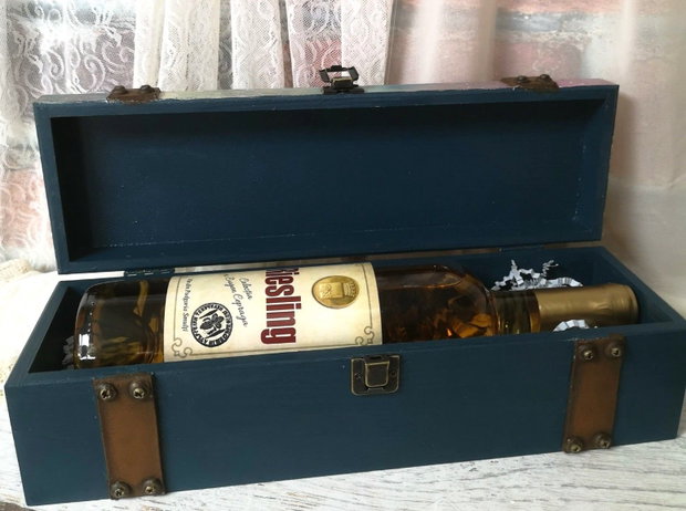 Cutie decorata manual pentru sticla de vin