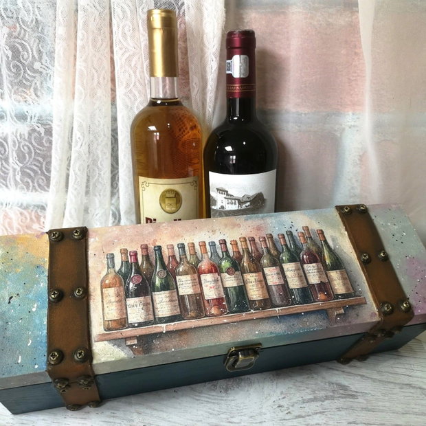 Cutie decorata manual pentru sticla de vin
