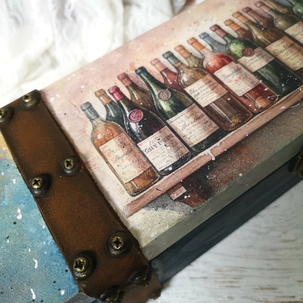 Cutie decorata manual pentru sticla de vin