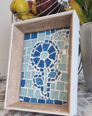 Tablou mozaic ceramic handmade  floare albastră în ramă rustică