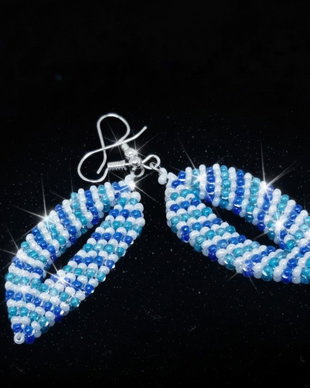 Cercei în formă de frunza, din mărgele de nisip, cu striuri bleu si turcoaz,
