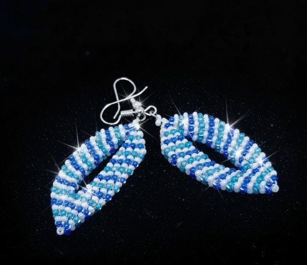 Cercei în formă de frunza, din mărgele de nisip, cu striuri bleu si turcoaz,
