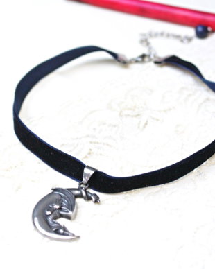 Choker cu semiluna, dragon si catifea bleumarin