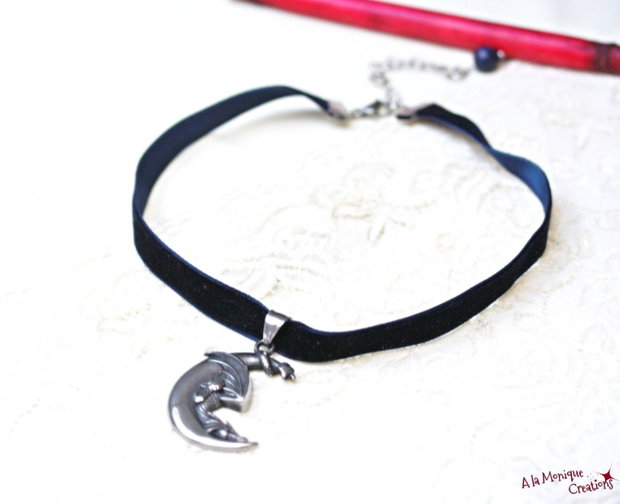 Choker cu semiluna, dragon si catifea bleumarin