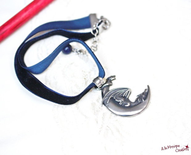 Choker cu semiluna, dragon si catifea bleumarin