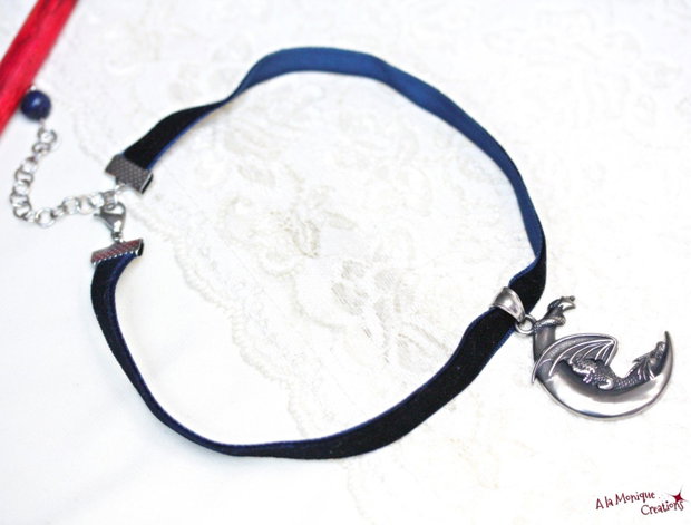 Choker cu semiluna, dragon si catifea bleumarin