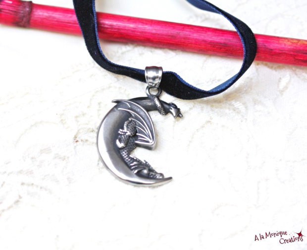 Choker cu semiluna, dragon si catifea bleumarin