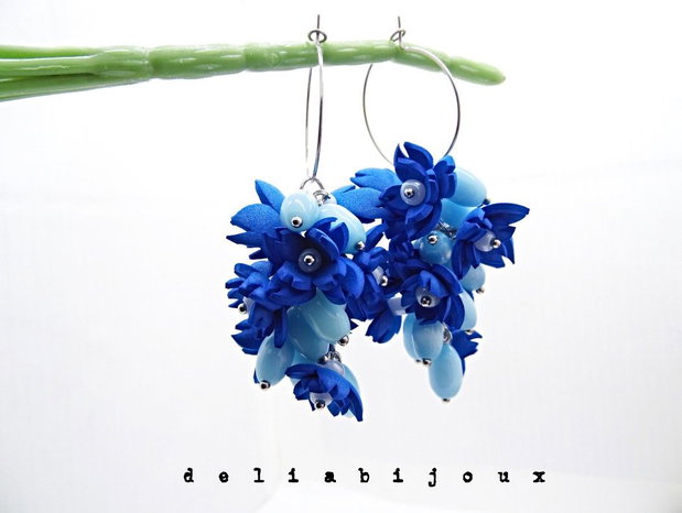 Cercei handmade cu flori albastre si margele de sticla bleu (cod1381)