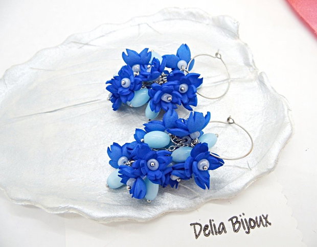 Cercei handmade cu flori albastre si margele de sticla bleu (cod1381)