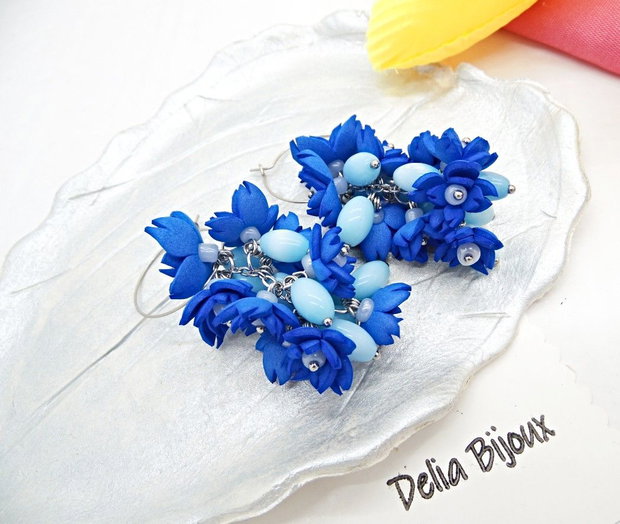 Cercei handmade cu flori albastre si margele de sticla bleu (cod1381)