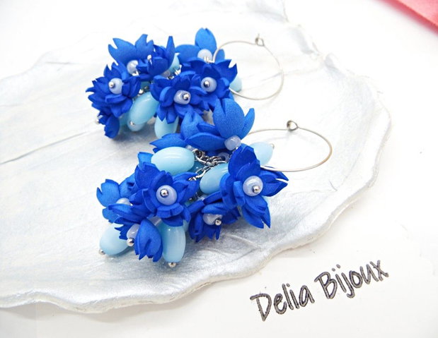 Cercei handmade cu flori albastre si margele de sticla bleu (cod1381)