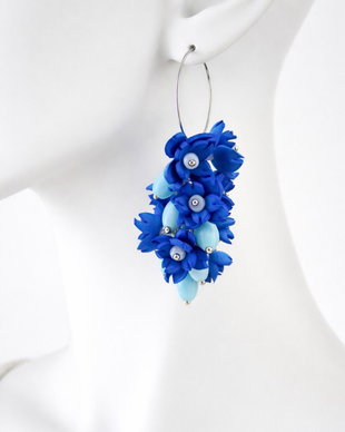 Cercei handmade cu flori albastre si margele de sticla bleu (cod1381)