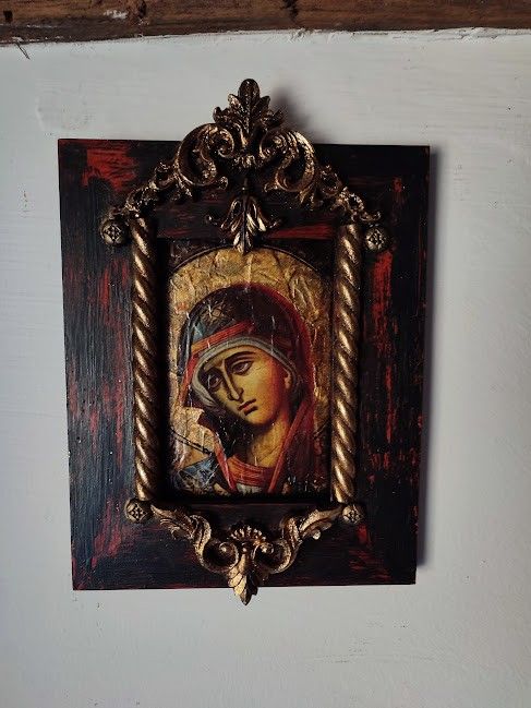Icoană Maica Domnului cu ramă din lemn  artă sacră pentru perete sau masă