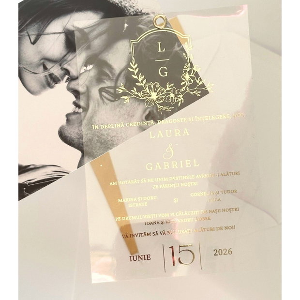 Invitatie transparenta cu foto si folio auriu