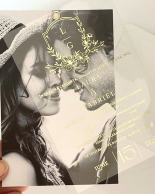 Invitatie transparenta cu foto si folio auriu