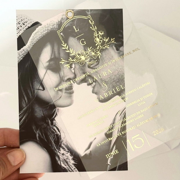 Invitatie transparenta cu foto si folio auriu