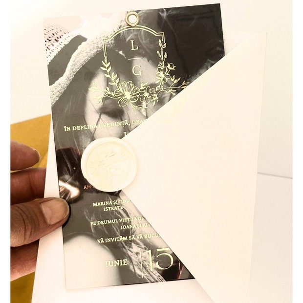 Invitatie transparenta cu foto si folio auriu