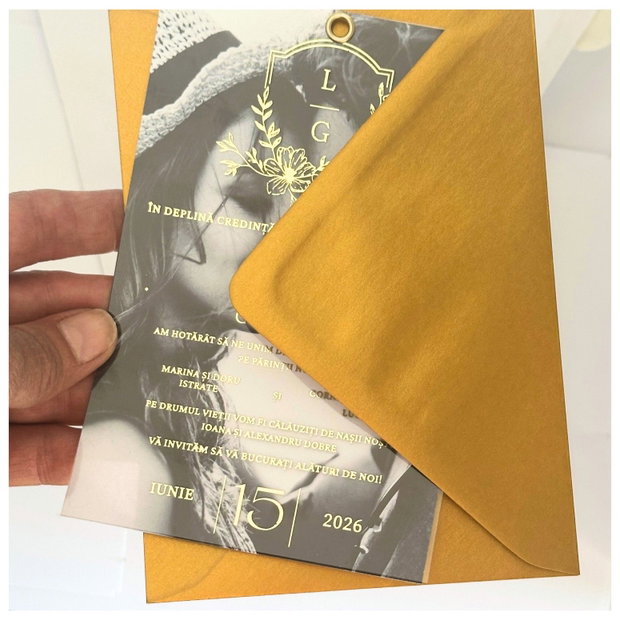 Invitatie transparenta cu foto si folio auriu
