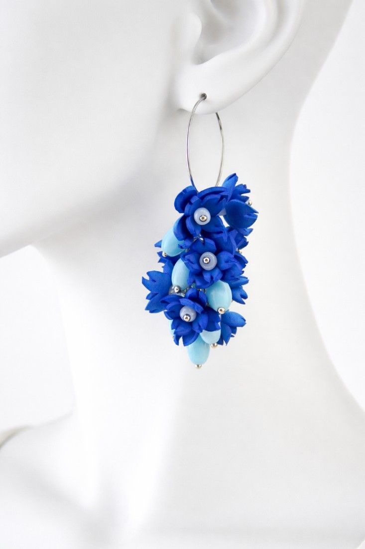 Cercei handmade cu flori albastre si margele de sticla bleu (cod1381)