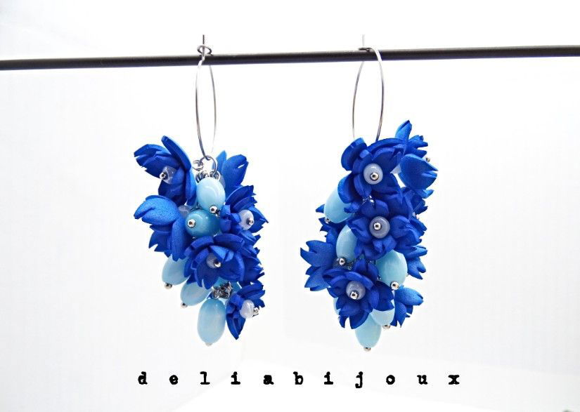 Cercei handmade cu flori albastre si margele de sticla bleu (cod1381)