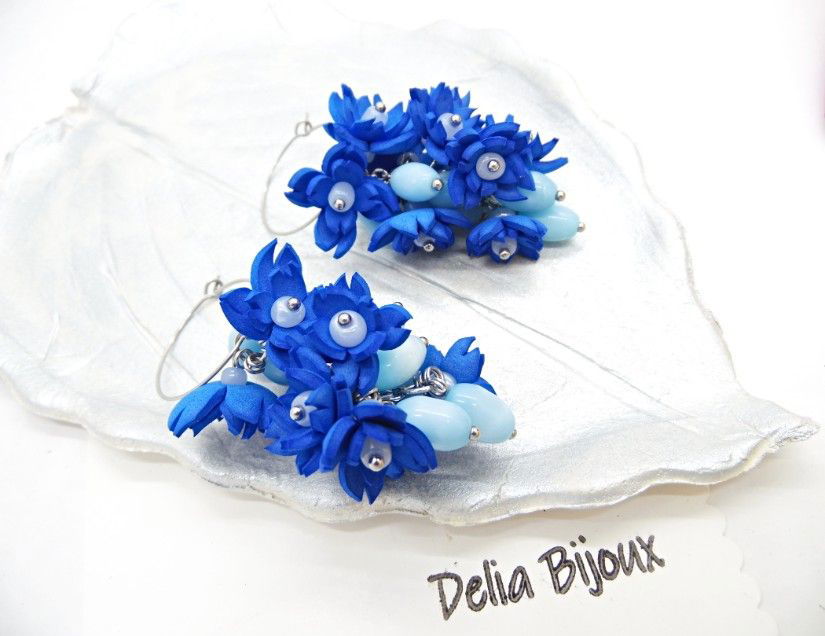 Cercei handmade cu flori albastre si margele de sticla bleu (cod1381)