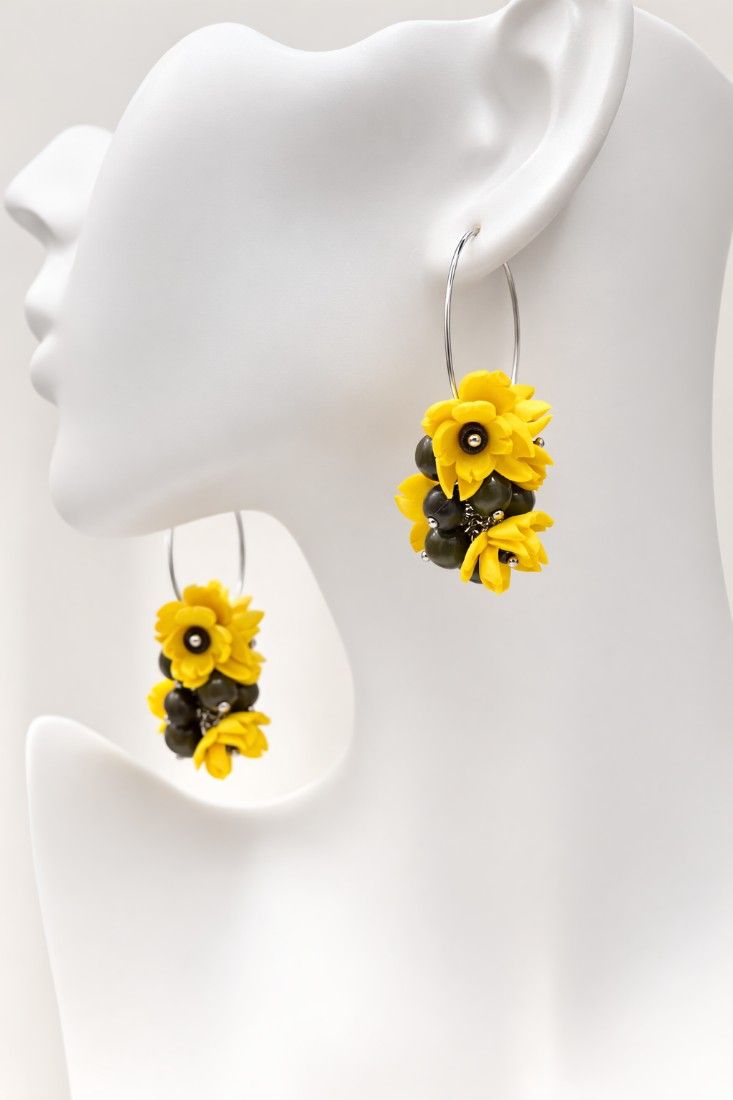 Cercei handmade cu flori galbene si margele de sticla ochi de pisica (cod1405)