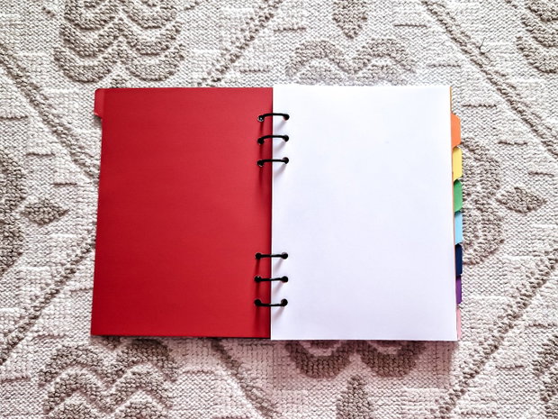 CAIET MECANIC A5 cu Refill Rezerve Foi - Basic Negru Detalii Metalice Colorate si Separatoare (Planner, Organizator)