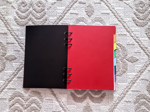 CAIET MECANIC A5 cu Refill Rezerve Foi - Basic Negru Detalii Metalice Colorate si Separatoare (Planner, Organizator)
