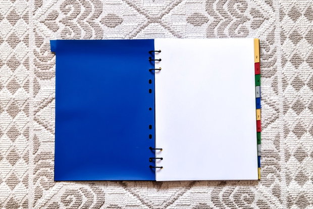 CAIET MECANIC A4 cu Refill Rezerve Foi - Basic Negru Detalii Metalice Colorate si Separatoare