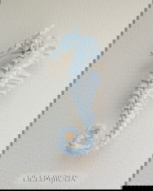 Broșă căluț de mare albastru deschis, efect porțelan , accesoriu elegant, purtare pe partea stângă