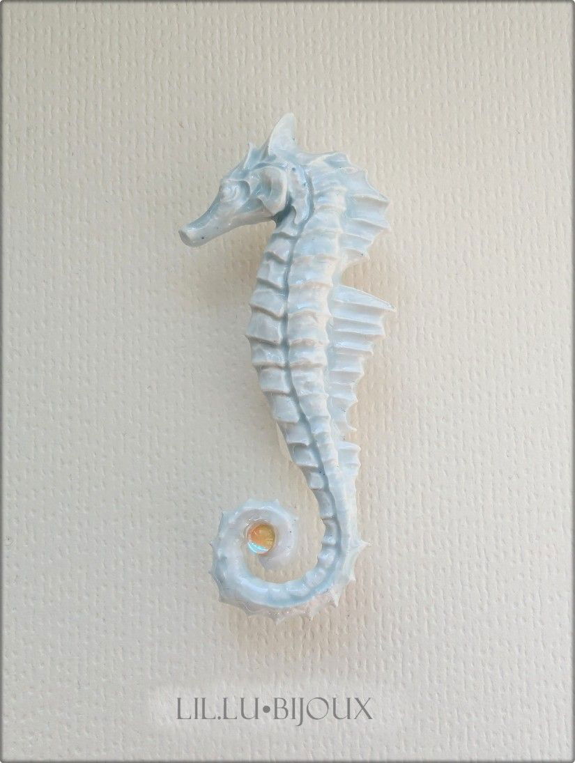 Broșă căluț de mare albastru deschis, efect porțelan , accesoriu elegant, purtare pe partea stângă