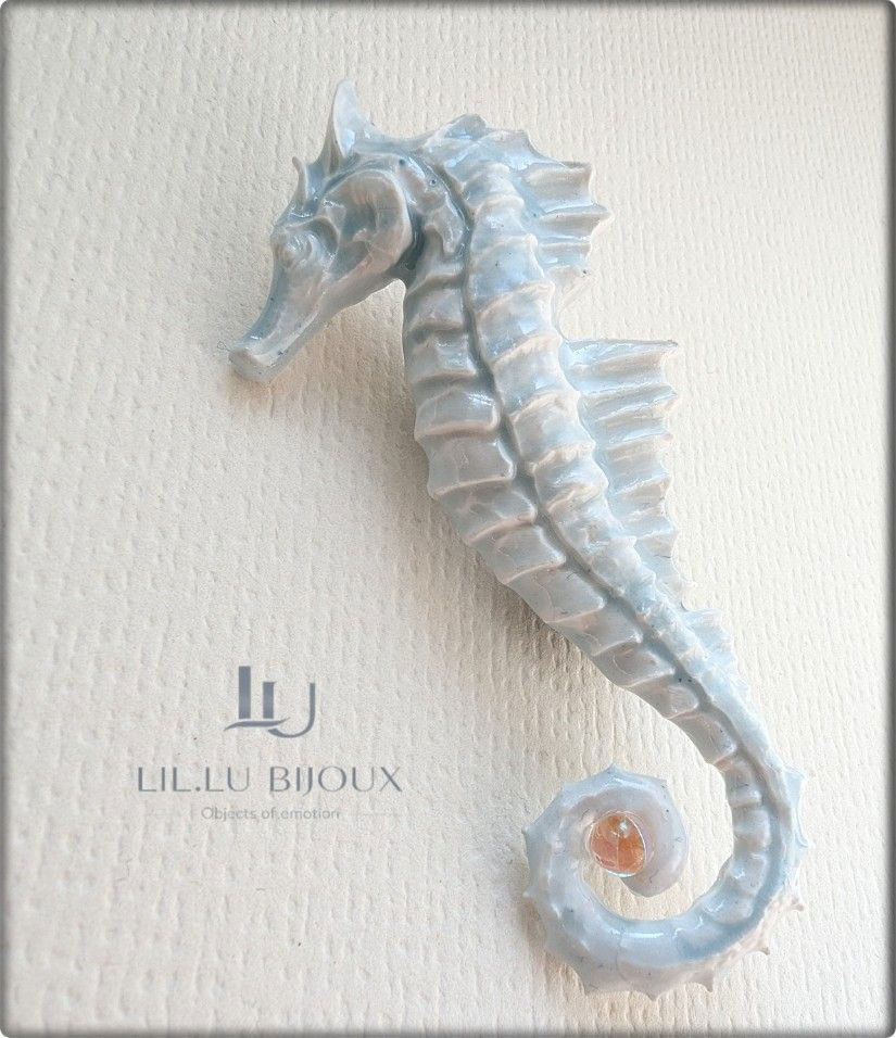Broșă căluț de mare albastru deschis, efect porțelan , accesoriu elegant, purtare pe partea stângă