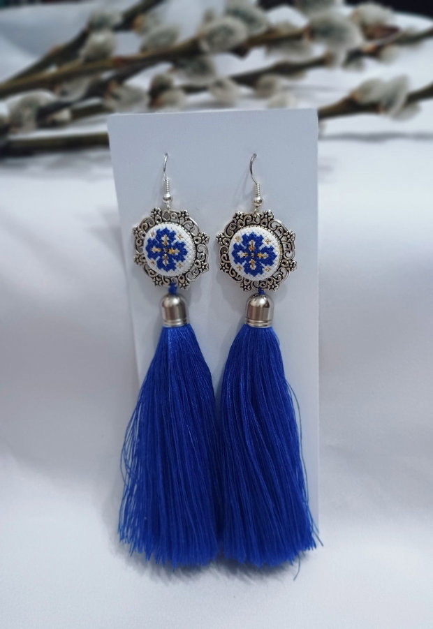 Cercei cu ciucuri si broderie manuala
