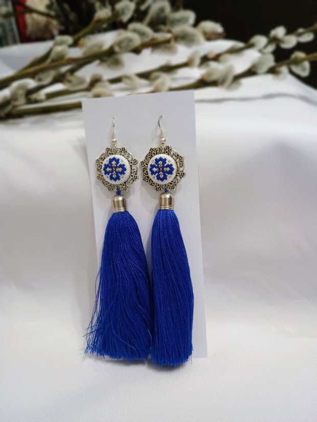 Cercei cu ciucuri si broderie manuala