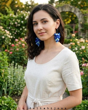 Cercei handmade cu flori albastre si margele de sticla bleu (cod1381)
