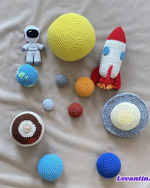 Sistem Solar Croșetat 3D cu Navă Spațială și Astronaut  Decor Handmade de Dimensiuni Mari. LA COMANDA