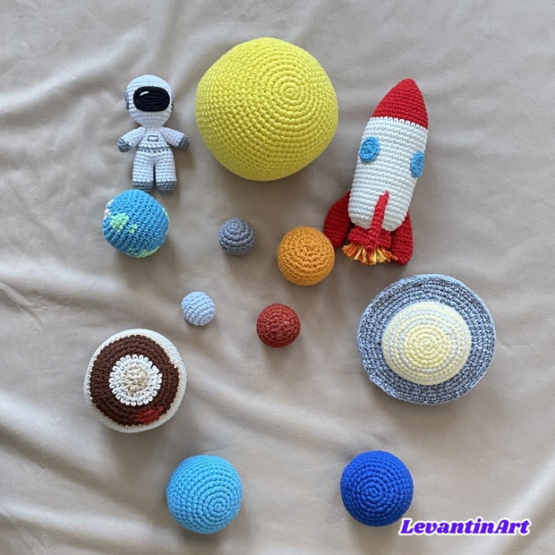 Sistem Solar Croșetat 3D cu Navă Spațială și Astronaut Decor Handmade de Dimensiuni Mari. LA COMANDA