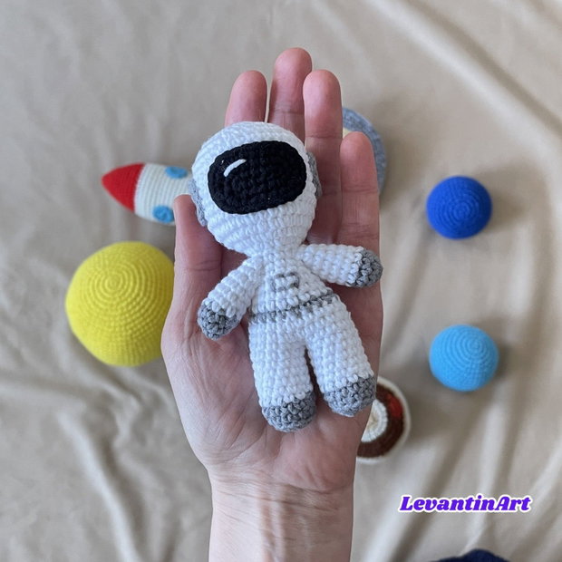 Sistem Solar Croșetat 3D cu Navă Spațială și Astronaut Decor Handmade de Dimensiuni Mari. LA COMANDA